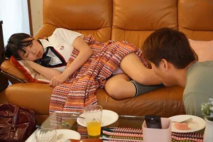 Chàng trai trộm nhìn quần lót eny em gái đang ngủ thì bị phát hiện
