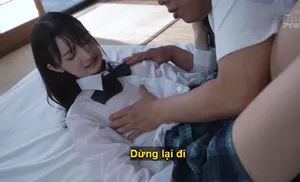 Bố dượng không còn kiềm được trước cục vàng trong bộ đồng phục bị ướt mưa