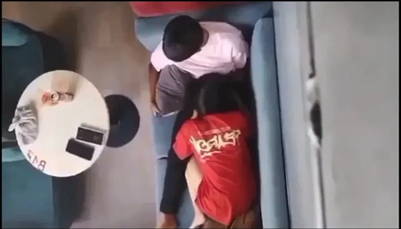 Quay lén người tình mút liếm cho eny nơi công cộng