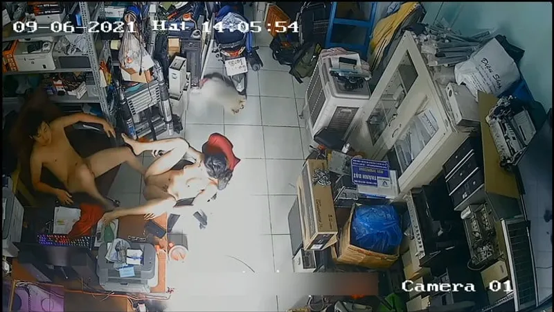 Cô vợ ông chồng quan hệ nhau trong của hàng máy tính