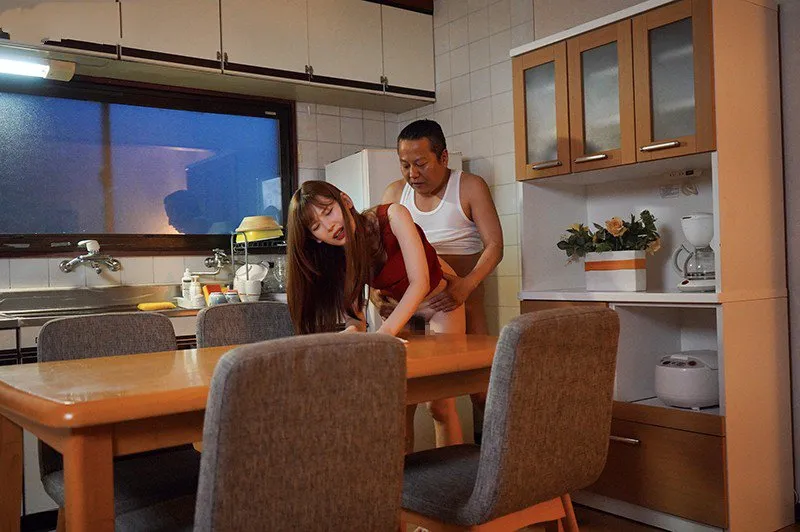 Con gái bị chồng yêu mới của má chịch mỗi ngày, cho dù đã có người yêu