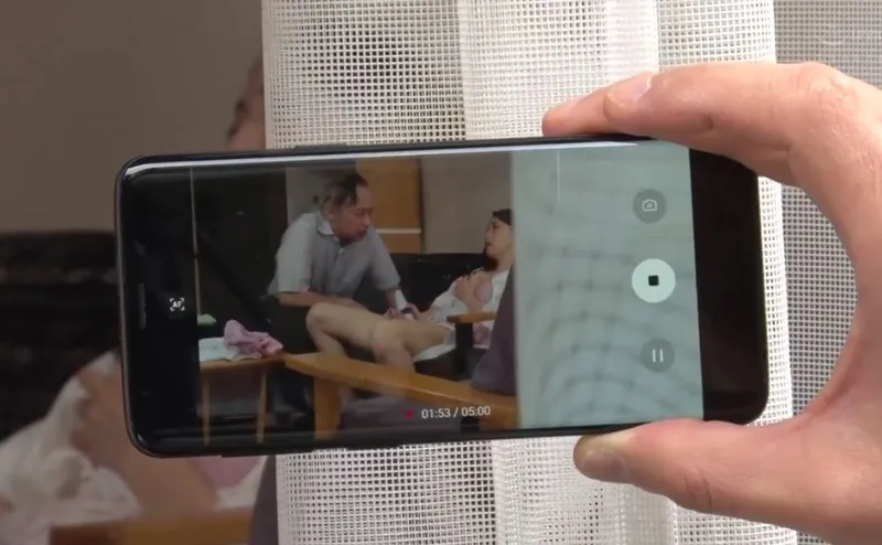 Bạn gái của con trai gian díu với bố người chồng bị gã sếp khu phố phát hiện